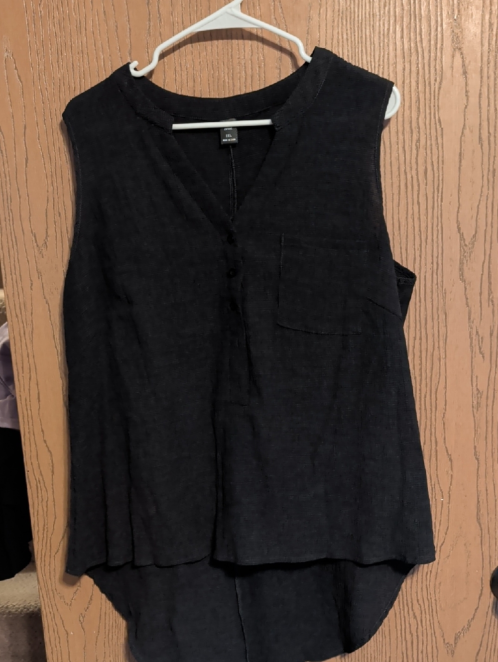 SHEIN Black Sleeveless V-Neck Button Front Tank